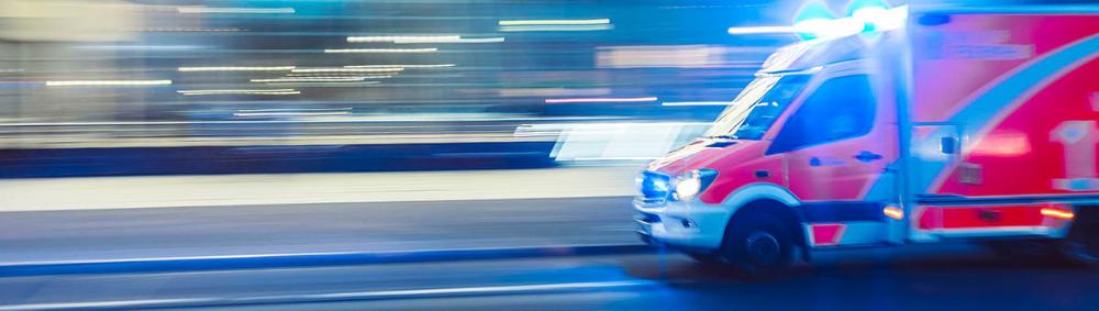 Imagen representativa del Máster en Enfermo Crítico y Emergencias en la que aparece una ambulancia