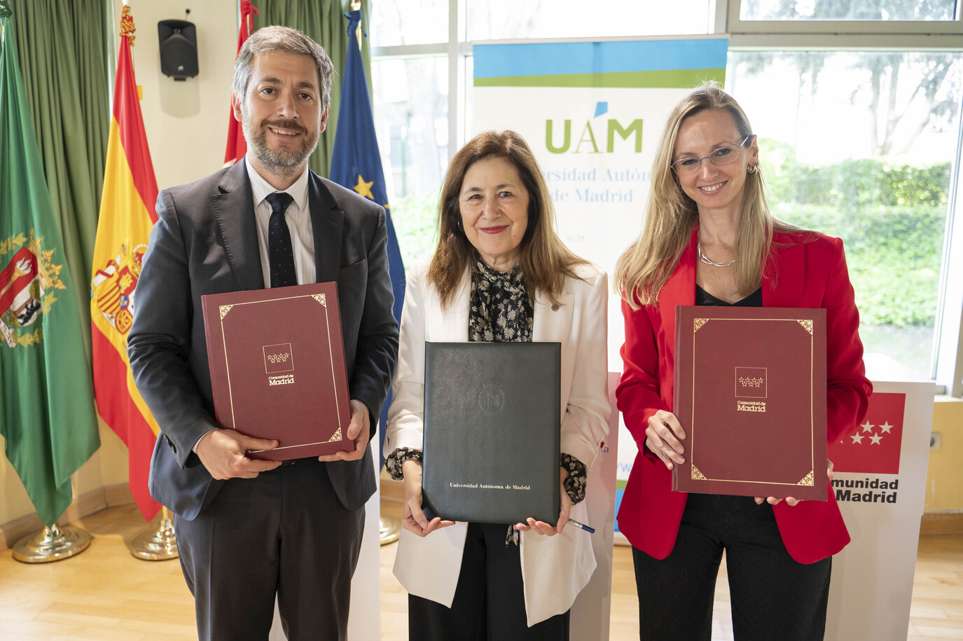 El consejero de Presidencia, Justicia y Administración Local de la Comunidad de Madrid, Miguel Ángel García Martín; la rectora en funciones de la Universidad Autónoma de Madrid (UAM), Amaya Mendikoetxea; y la viceconsejera de Sanidad, Laura Gutiérrez Barreno. / UAM 