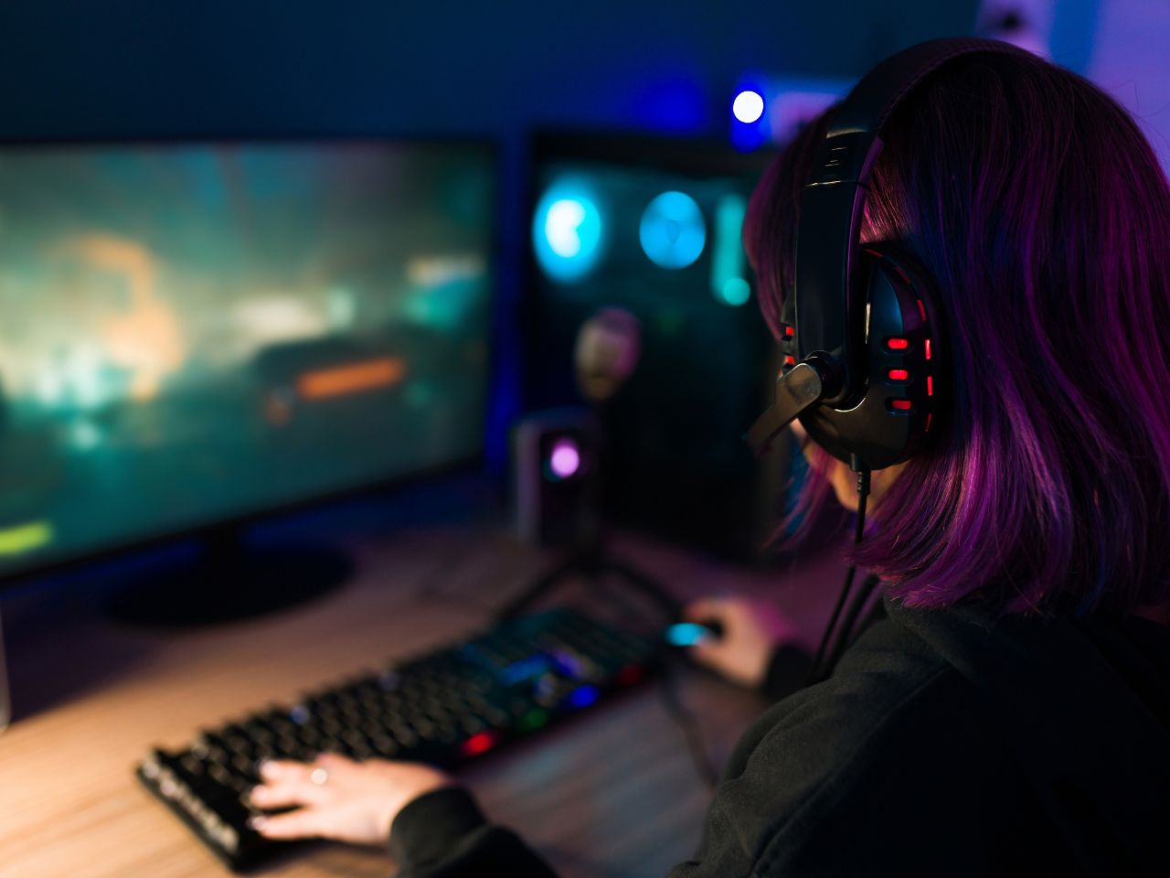 joven con auriculares usando un ordenador