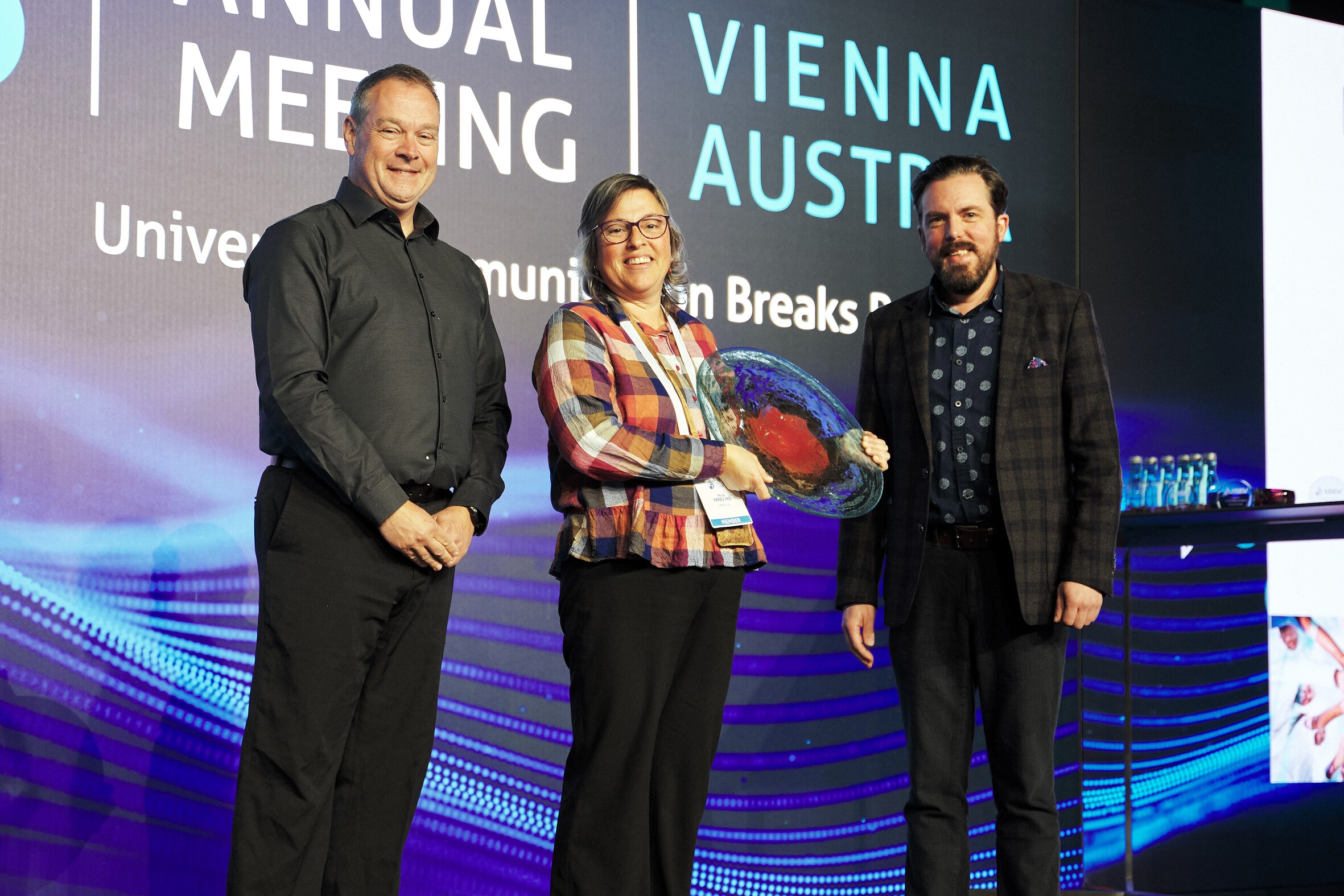 La investigadora María Yáñez-Mo, tras recibir el Premio ISEV Global Especial 2025, flanqueada por Andreas Möller, executive chair of Meetings and Programs de ISEV (izquierda) y por Kenneth Witwer, presidente de ISEV. / ISEV